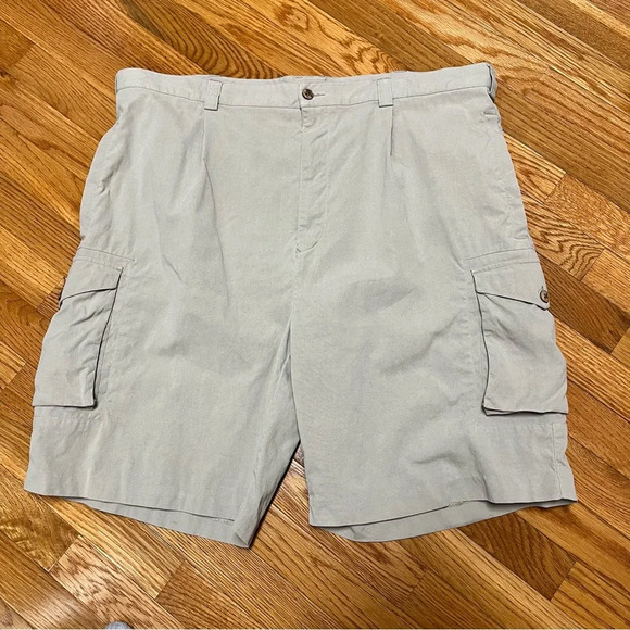 ✅Paradise Coves Men's 100% Silk Light Tan Pleated Cargo Shorts - Size 42 - VGUC - Picture 1 of 9